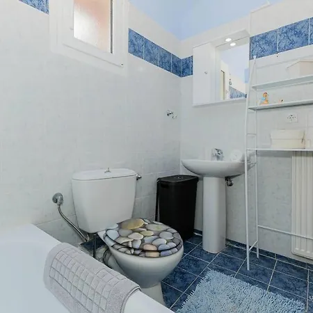 Siena 3-bdrm Maison With Private Garden, Áfitos